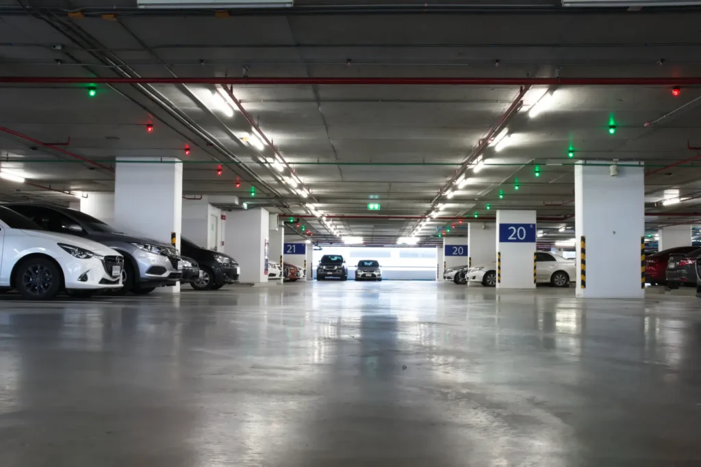 Parkhaus, Verkehrsdienste